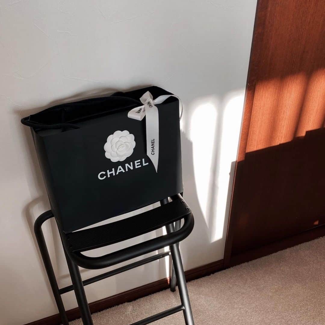 urakoのインスタグラム：「. 🖤🤍 . . 革が柔らかくて 履き心地良すぎる 大切にずっと使おう。 . . #CHANEL #throwback」