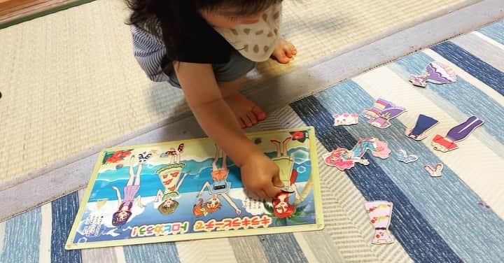 横山愛子のインスタグラム：「長女を幼稚園へ送ったあとは、1歳5ヶ月の次女と二人時間😄😄 全く泣かないし、ぐずらないし、勝手に朝寝してくれるし^ - ^ 本当に手のかからない子です❣️ 細かい作業もできる様になっていた✌️ 次女と向き合う時間は、朝しかないから💦大事にしよ❤️ #1歳5ヶ月 #3歳3ヶ月 #2歳差育児 #子供のいる暮らし #プレママ #ホリプロ」