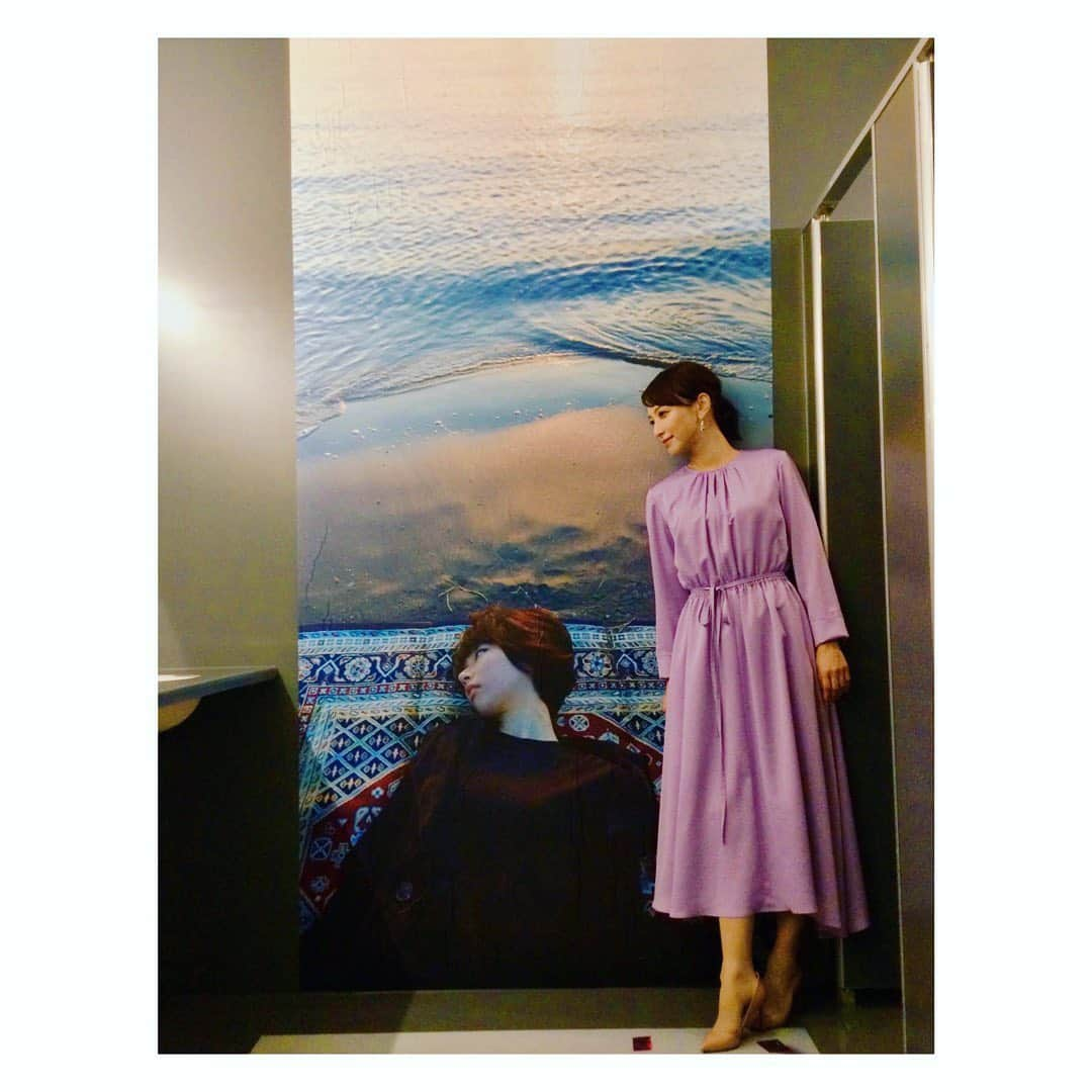 望月理恵さんのインスタグラム写真 - (望月理恵Instagram)「素敵なアートな場所。  それは、  スタジオのトイレでした✨ (２枚目参照)  撮影、スタイリストさん。  司会のお仕事です。 いやモデレーターって 書かれてました。  じゃあ、モデレーターで☺️」5月18日 10時34分 - mochiee28