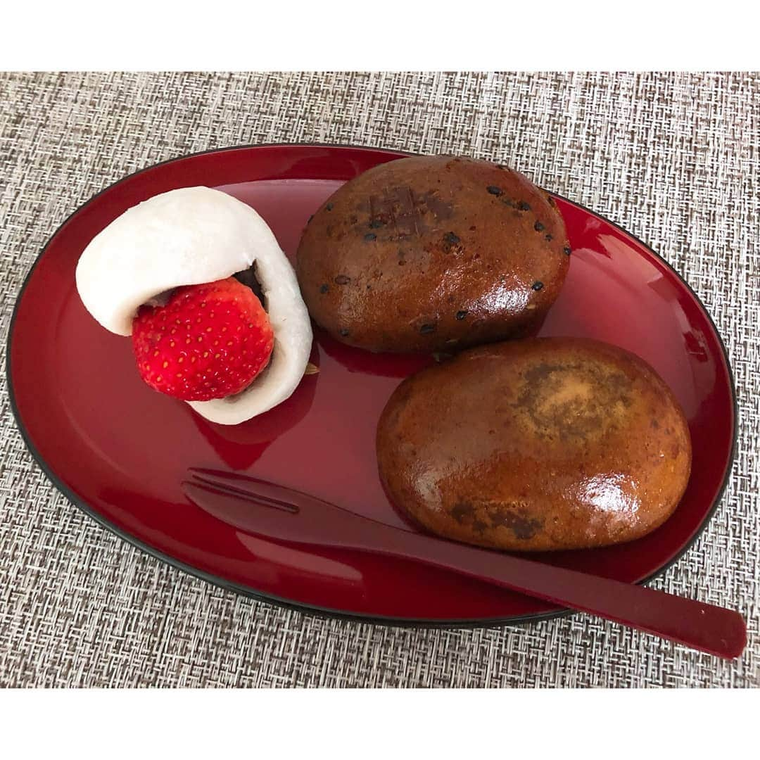 垰智子さんのインスタグラム写真 - (垰智子Instagram)「おこもりの必須アイテム✨ 美味しいスィーツ😋♡ . お仕事帰りに @kanda.daruma.ginza でたい焼きとイチゴ大福&かりんとう饅頭をTakeout🎁 . たいやき神田達磨 銀座駅は、 駅近だから差し入れにも気軽な手土産にも最適✨ しかもたい焼きは注文してから焼いてくれるからアツアツを食べれるの😍予約も出来るよ☺ . 周りの皮はパリとしてて中は餡がたっぷり♪ つぶあんも美味しかったけどクリームも美味しかったー😘 . . #神田達磨銀座 #銀座スイーツ #コリドー街 #たい焼き #いちご大福 #銀座 #銀座テイクアウト #銀座グルメ #新橋グルメ #sweets #スイーツ #和菓子 #手土産 #foodgram #おうちおやつ」5月18日 10時48分 - taotao_tomo