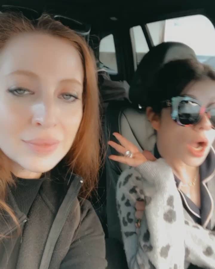 ミシェル・トラクテンバーグのインスタグラム：「Girls just want to have fun. #sisters」