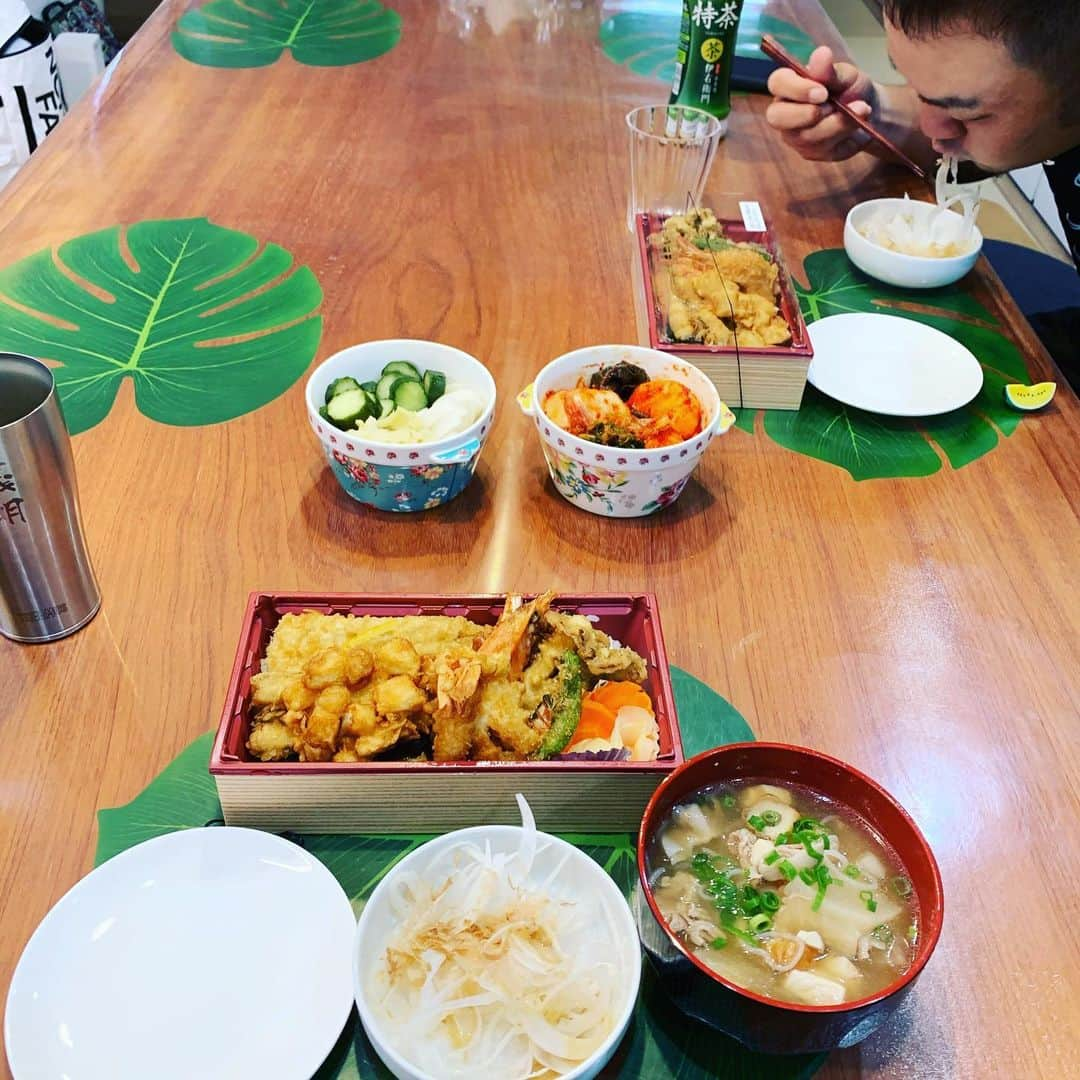 金村義明さんのインスタグラム写真 - (金村義明Instagram)「ラジオ前にのがみの食パン🍞サンド！ ラジオ終わりに予約してた江戸前天丼はま田に天丼取りに行くと大行列、予約してて大正解！ 昼飯食べに来てアロン誘拐した長男が帰って来たらアロンの洋服買って帰ってきた！ 良く似合うけど嫌がってる！」5月3日 19時02分 - yoshiaki_kanemura