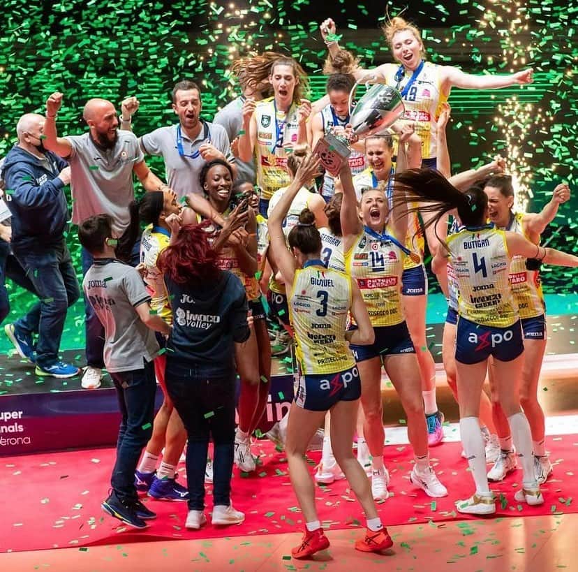 キンバリー・ヒルのインスタグラム：「WE F***ING DID IT!!!!! European champions!!!!」