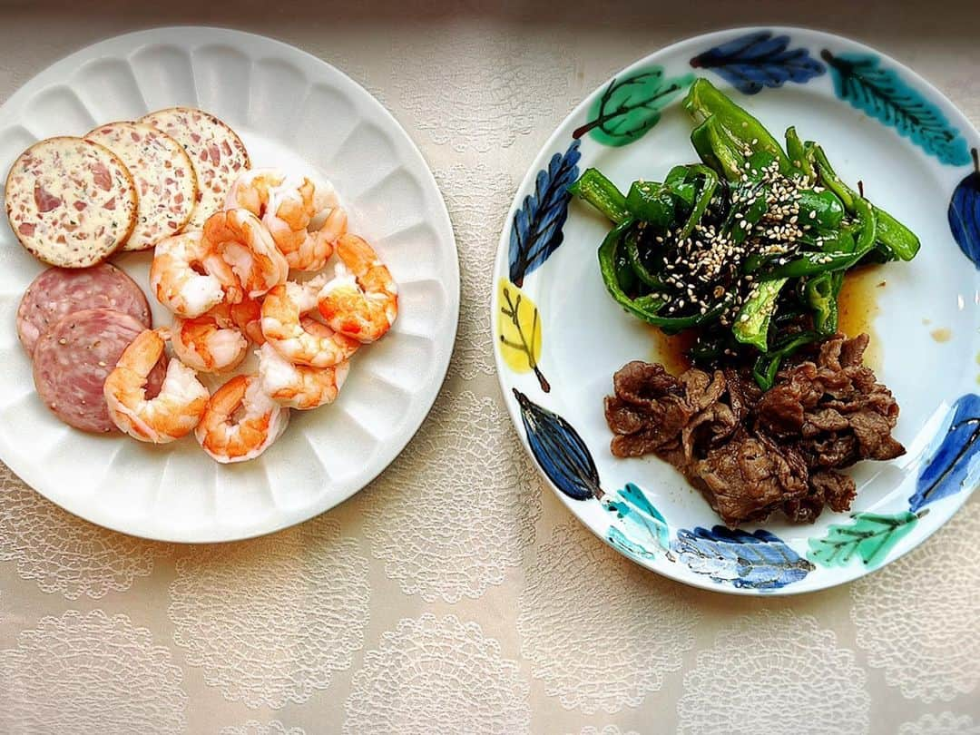 堂真理子さんのインスタグラム写真 - (堂真理子Instagram)「#おうちごはん のおかずは、牛肉、ピーマン、茹でエビとハムでした😊ごちそうさまでした🍴 最近ピーマンが好きすぎて、ほぼ毎日食べてます笑　お気に入りは、ピーマンと塩昆布をごま油で炒めたシンプルおかずです🫑 おすすめのピーマンレシピがあったら、是非教えて下さい💕  　#おかず #最近 #ピーマン が 　#大好き です 　#茹でエビ #ハム #サラダ 　#堂真理子 #テレビ朝日 #アナウンサー」5月3日 18時56分 - mariko_do