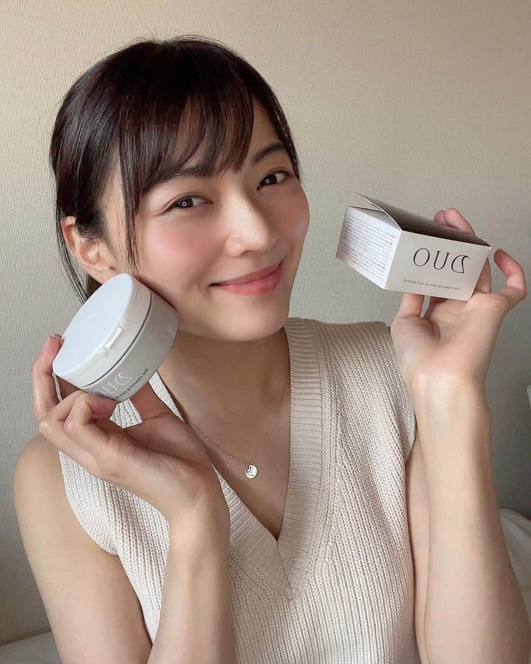 伊藤しほ乃のインスタグラム：「最近クレンジングバームをこっちの『DUO』に変えたら、肌がツヤツヤになりました❤️✨  今までは、DUOの赤いやつを使ってたんだけど、今回はDUOのブラックにしてみましたっ！😊  炭の成分で毛穴汚れに特化してるから、女性にも男性にもおすすめだよー！！  日焼け止めしか塗ってない日にも汚れ落としのために使ってるよー✨  びっくりするくらいいいから、使ったことない人試してみて欲しい😂！  お店で買うより安いサイトあるので、ストーリーから飛べるようにURL載せておきます🥰 わたしもここから買ってる🧸  #duo #duoブラックリペア」