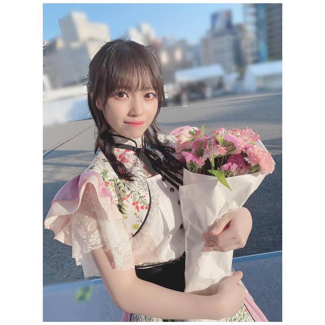 岩田陽菜さんのインスタグラム写真 - (岩田陽菜Instagram)「#フラワーフェスティバル﻿ ﻿ ありがとうございました〜🌷🌟🌟﻿ ﻿ 頂いたお花大事に飾ります〜❕❕﻿ ﻿ #広島#広島フラワーフェスティバル#hiroshima#hiroshimaff#STU48#新衣装#Flower#ribbon」5月3日 19時11分 - hina_naso_stu48