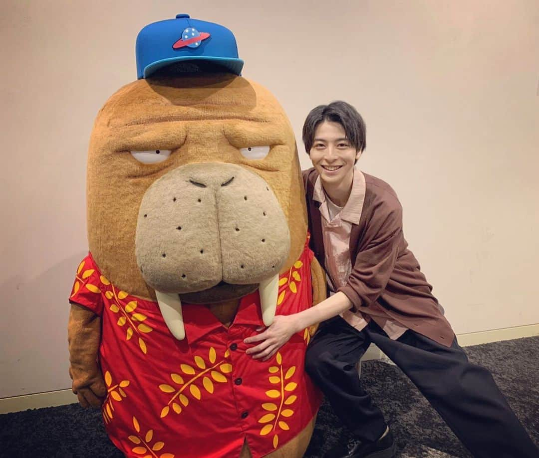 高杉真宙さんのインスタグラム写真 - (高杉真宙Instagram)「本日解禁されました！テレビ東京にてオリジナルアニメ「オッドタクシー」に長嶋聡役で出演させて頂いています！﻿ 毎週月曜日26時からです。本日も26時から放送されますよ！僕の登場は来週の10日からです！ずっと言えずにモヤモヤしていましたが、ラジオドラマの方で気づかれている方もかなりいてびっくりしました！﻿ 「セトウツミ」以来の此元和津也先生の脚本に笑いながら驚かされる作品です！豪華なキャストの皆さんと同じ作品に出演するという事で緊張しましたが、楽しく演じさせて頂きました！是非見てください！﻿ ﻿ #オッドタクシー#ODDTAXI#🚕#🦒」5月3日 19時12分 - mahirotakasugi_