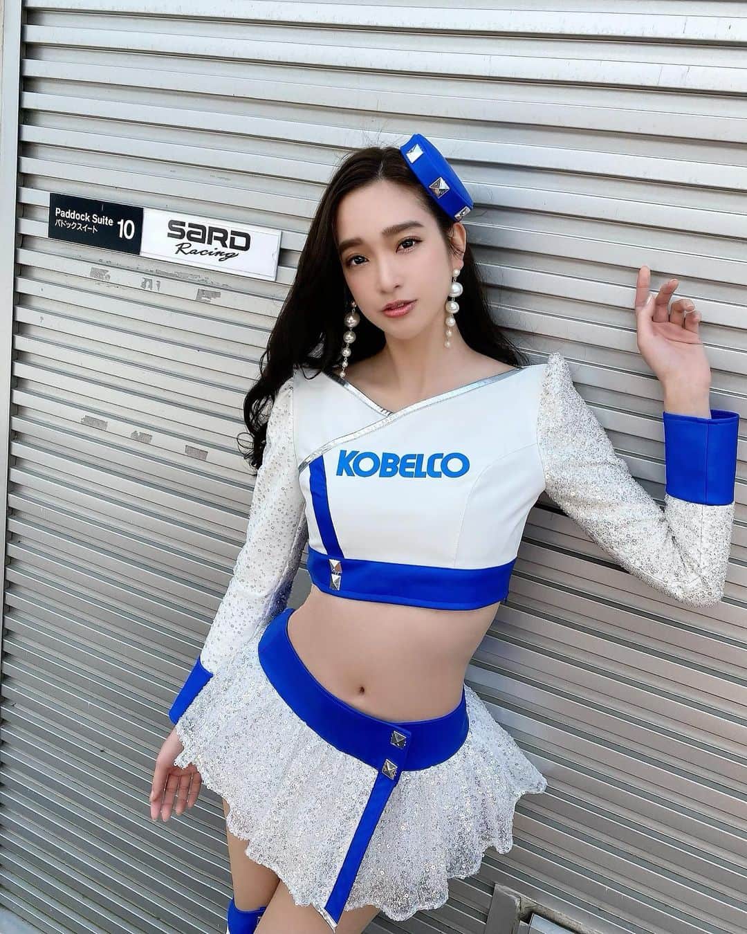 太田麻美のインスタグラム：「SUPER GT Rd,2 FUJI  予選日有り難うございました🤍💙 明日の決勝レース39号車は、8番手スタートです🏁  #supergt #supergt2021 #racequeen #rq #fujispeedway #fuji #costume #スーパーgt #gt500 #sard #kobelco #kobelcogirls #レースクイーン #サーキット #サード #コベルコガールズ #コスチューム」