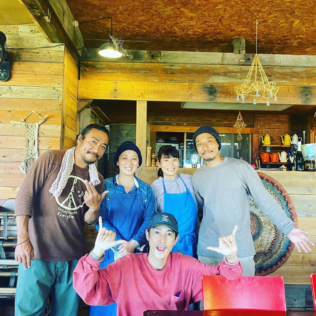 窪塚洋介のインスタグラム：「淡路島で素敵な場所を発見♪ ご縁が出来てまた未来が明るくなりました〜✨近々「今よく」でも取材に来ます∠(`▽ ´ )  無農薬、無肥料　固定種のレゲエ聴かしてるスナップエンドウとたまねぎ、めっちゃ美味しかった😋 @mudosugawara  #菜音キャンプ」