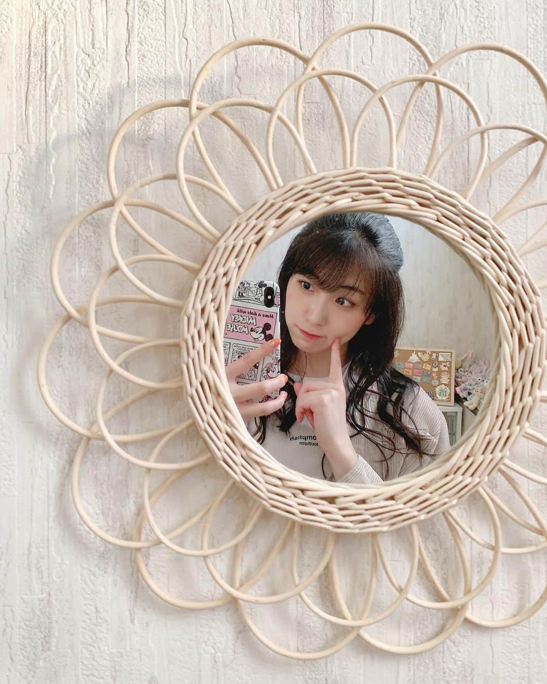 のインスタグラム：「おしゃれカフェ投稿によくある鏡越し写真を撮りたくて我が家に買いました🪞お花の形可愛い💗 . . 階段においてあるツムツムたちやぬいぐるみバッジたちなどが映り込んでおります🤔🧸🌈 . . #鏡越し #鏡越しショット #mirrorselfie #mirror #mirrorpic #韓国インテリア #壁掛けインテリア #壁掛けミラー #壁掛け鏡 #selfie #selfietime #selfiegram #selca #selcagram #selcam #自撮り #自撮り女子 #自撮り界隈」
