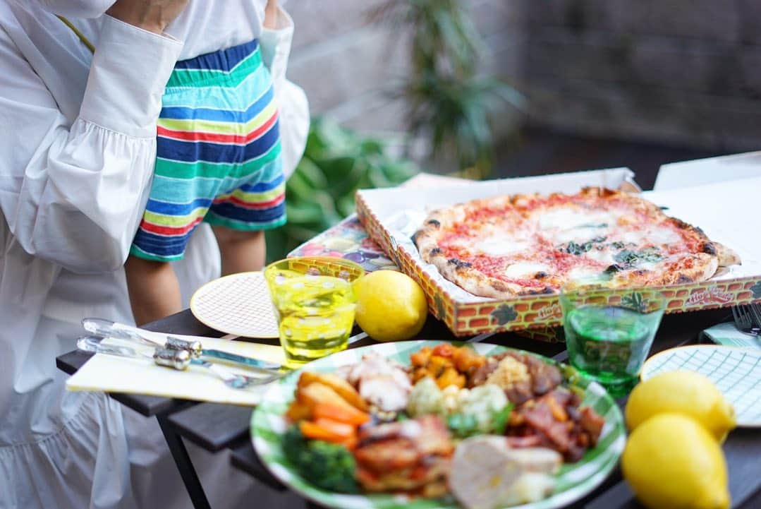 Mai Wakimizuのインスタグラム：「今年のGWは毎日お家でhome party♡(と言うか永遠に食べてるだけ。笑)今日のlunchはpizza party!!大好きなAZZURRIのpizzaをtakeoutしました＼(^o^)／やっと晴れたので、塗り替えし立てのウッドデッキで日光浴しながら頂きました♡息子のパンツカラーがたまたまぴったりだった♡green×yellow♡ #wakkingourmet#pizzeriaazzurri#stayhome#homeparty#gw」
