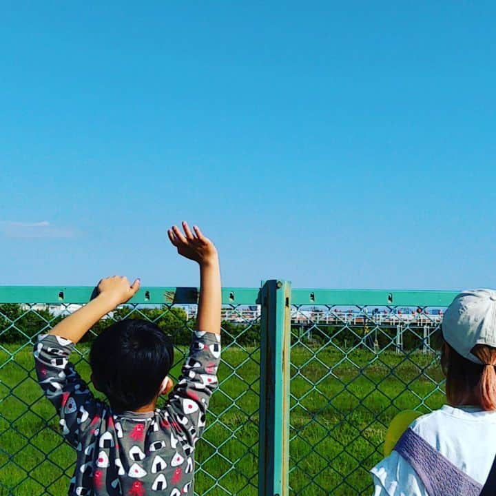 かみじょうたけしのインスタグラム：「家族と飛行機。 #家族 #飛行機 #シュヒィーン」