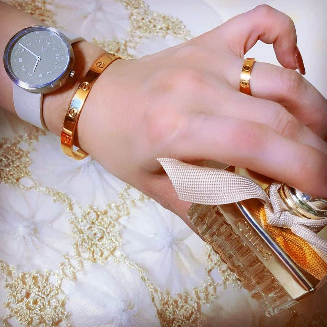 椿京子さんのインスタグラム写真 - (椿京子Instagram)「Happy Monday lovelies ♥️ My special watch ⌚️✨ 🌟 こんばんは〜(^_−)−☆💕 いよいよ５月🌻だね〜 愛あるいいね❤️と励まされるコメントに感謝の気持ちでいっぱいなの〜😆💕💕💕💕 🌟 レン🐶との撮影📸はね〜 オフホワイトの高級イタリアンレザーベルトの時計⌚️がね〜 @mavenjapan  マベンウォッチズの時計⌚️でね〜(๑˃̵ᴗ˂̵)💕 🌟 スタイリッシュなシリーズの時計⌚だからね〜 ブレスレットなどのアクセサリーと重ね付けが オシャレにマッチしてくれるの〜😍 🌟 10%OFFクーポンコード👉【kyokodo28】 🌟 連休にレン🐶や家族とステキな時間がつくれて癒されちゃったの〜🙈💕 🌟 今日も見てくれてありがとうね〜🥰 5月🌻もどうぞよろしくお願いします〜♥️ どうか想いがとどく1日🌺になりますように😘 🌟 #マベン#マベンウォッチズ #時計 #腕時計#mavenwatches　#ギフト #プレゼント #母の日  #カルティエ　#cartier #mypet🐶 #thankyoueveryone  #loveeveryone  #onlyyou 😘」5月3日 20時03分 - kyoko_tubaki