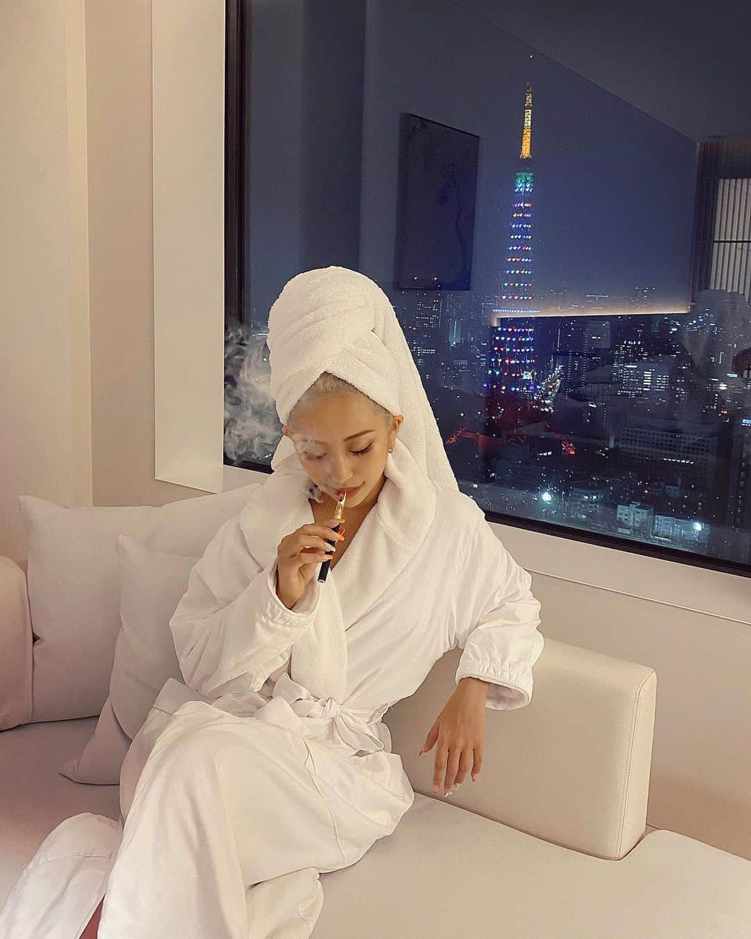 華さんのインスタグラム写真 - (華Instagram)「my CBD🗼💤 . . . . . 睡眠の質上げて美容ホルモン出しまくろう💆🏼‍♀️ . 睡眠こそ美肌効果やダイエットが期待される 一番のアンチエイジングですよん🍃 . 今話題のCBDは美容科の中でも人気な ビューティーアイテムになってるよね✨ . . . #寝れる時寝ときや」5月3日 19時59分 - _hana.87_