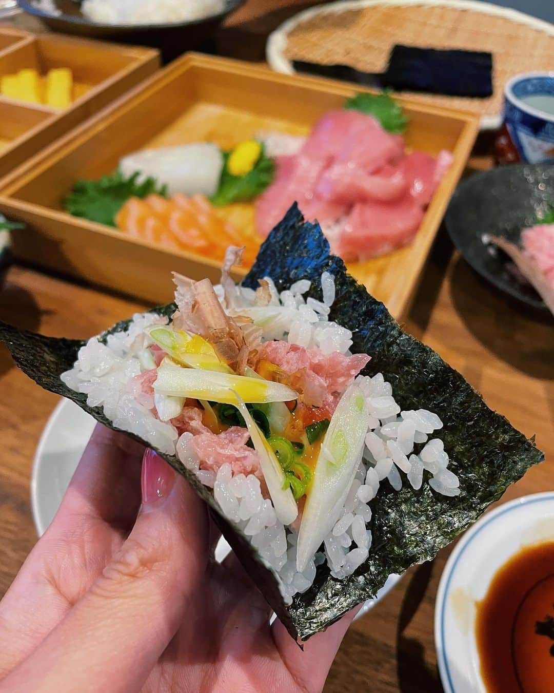 原田沙奈子さんのインスタグラム写真 - (原田沙奈子Instagram)「手巻きの日。 スーパーで買ったお刺身を木のお重に入れるだけで気分上がる。 （毎回、聞かれることの多いこのお重はIKEA、お手頃価格で使いやすい◎）  アマネが置き場所を考えた黄色の菊が可愛い。 最初、「黄色で合わせる！」って玉子の上に置いて菊の存在減らしてて笑った😂  手巻きでは必ずエシャレットを買う旦那さん。 スライスしたエシャロットに、うずらの卵（生）、鰹節に醤油ちょろっとが1番好きらしい。 ※本当は芽ネギ🌱も入れるんだけど売ってなかった…  他にもエシャロットがいろんなものと合って美味しすぎてビックリするので、手巻き寿司の時にぜひやってみて欲しいなー  アマネも小さな手で自分の好きな具を乗せて頬張ってて… って、酢飯入れず海苔にとびっこと茎わかめのみ入れて満足そうで。←  自由とは… と、安定のネギトロ巻きを頬張りながら考える母。笑  #おうちごはん#手巻き寿司」5月3日 20時11分 - sanakoharada