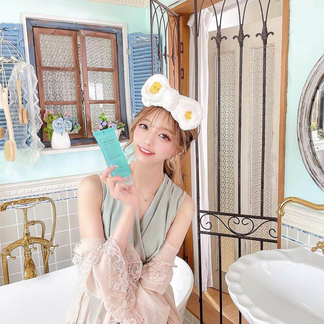 あやちゃんさんのインスタグラム写真 - (あやちゃんInstagram)「AoiCoco🤍💙 摩擦レスなのに毛穴汚れ、メイク落ちはバッチリ✨使い続けることで毛穴が気にならなくなりすっぴんに自信がもてるようになったよ🥺 香りも良いし美容液かと思うくらい保湿成分が入ってるから洗い上がりが しっとりして朝の洗顔に使うとメイクノリも良くなったあ💗 ▹▸﻿ @aoicoco_cosme   #AoiCoco #ハイドロエアークレンジング #スキンケア #スキンケアマニア #クレンジング #くすみケア #毛穴の黒ずみ #毛穴ケア #黒ずみ #メイク落とし #自分磨き #毛穴汚れ #コスメ部」5月3日 20時26分 - aya.you.love.r