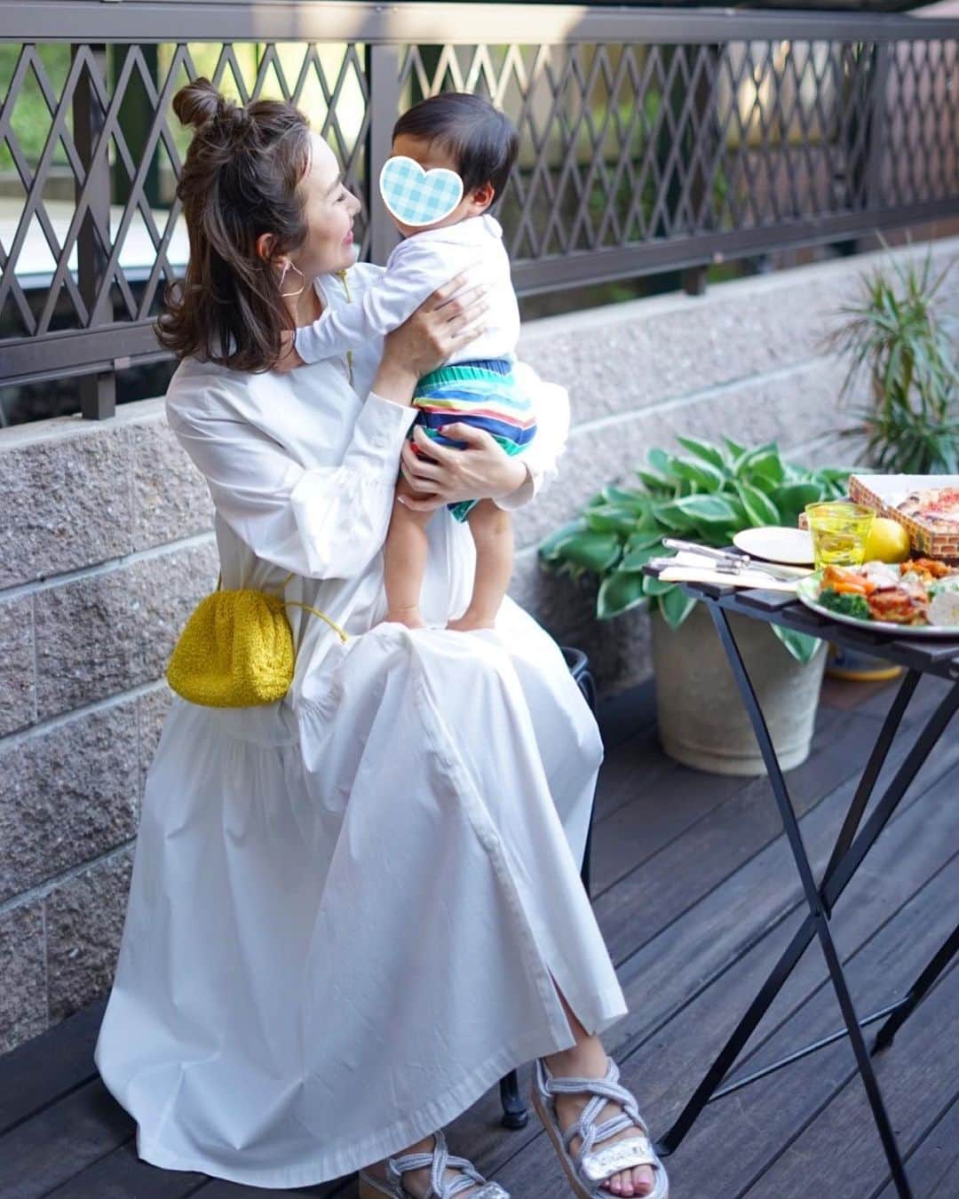 Mai Wakimizuのインスタグラム：「お家の中でもお出掛け気分♡マタニティの方にも授乳中の方にも、もちろんそうじゃない方にもお勧めのデザインティアードワンピース♡シャツワンピって1年通してダントツ長く使えるからやたらとクローゼットに並んでる。笑 今年は気付けばwhite率高め＼(^o^)／ #wakkinstyle#linkable#ママコーデ#男の子ママ#mamalife#生後9ヶ月#男の子ベビー#gw」