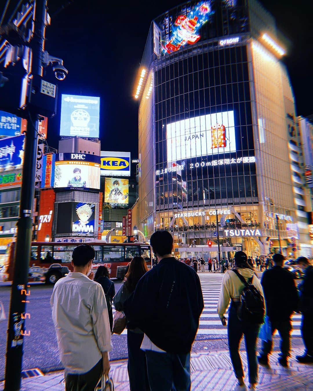 みもれもんさんのインスタグラム写真 - (みもれもんInstagram)「Good evening from the scramble crossing in Shibuya ~ 🌙🌃  Have you been to Tokyo ~? ・ ・ スクランブル交差点から こんばんは〜⊂( ・ ̫・ )⊃🌙🌃🖤 久しぶりにオシャレして… 渋谷のドン・キホーテに行って 帰って来ましたぁ〜🤤🧠🤍笑 なんか楽しかったですっ₍˄·͈༝·͈˄₎ฅ˒˒笑 ・ ・  #mimoremon #camera #Japan #fashion #japanese #2021 #みもれもん #インスタグラビア #ショートヘア #ボブ #カメラ #日本女孩 #大人女子 #渋谷 #shibuya」5月3日 20時46分 - mimore_mon0929