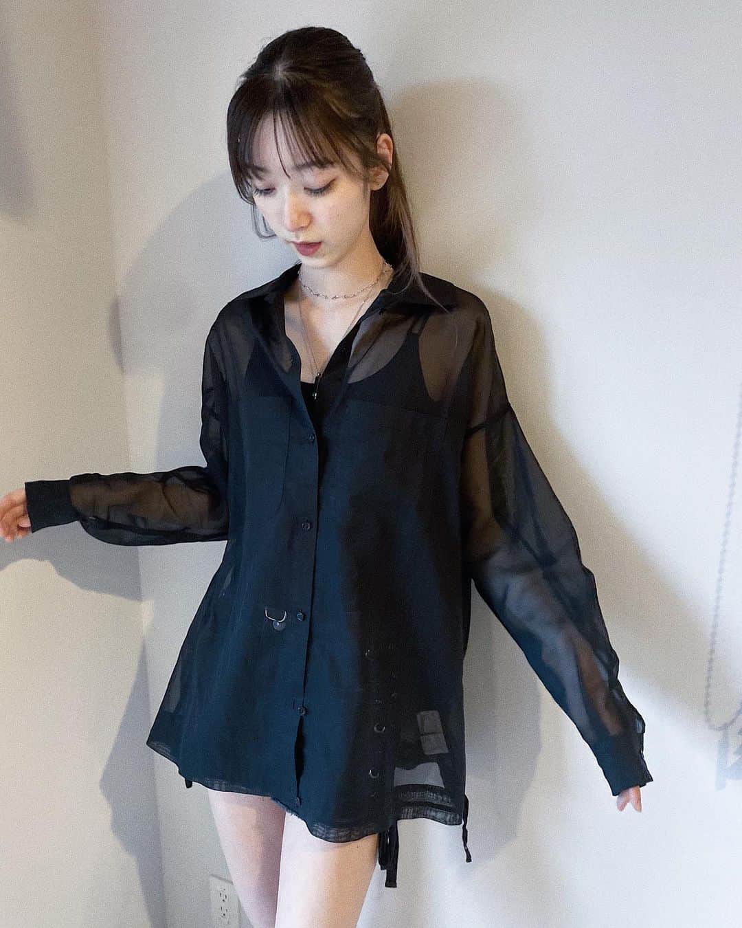 夏目璃乃のインスタグラム：「・ ・ 🖤🖤🖤🖤 ・ ・ #夏目璃乃 #rinonatsume #181cm #ノーマルカメラ #hystericglamour #私服 #シアーシャツ #ビックサイズ  #model  #fashion #shirt #멋스타그램  #코디  #패션  #패션스타그램  #스타일링」