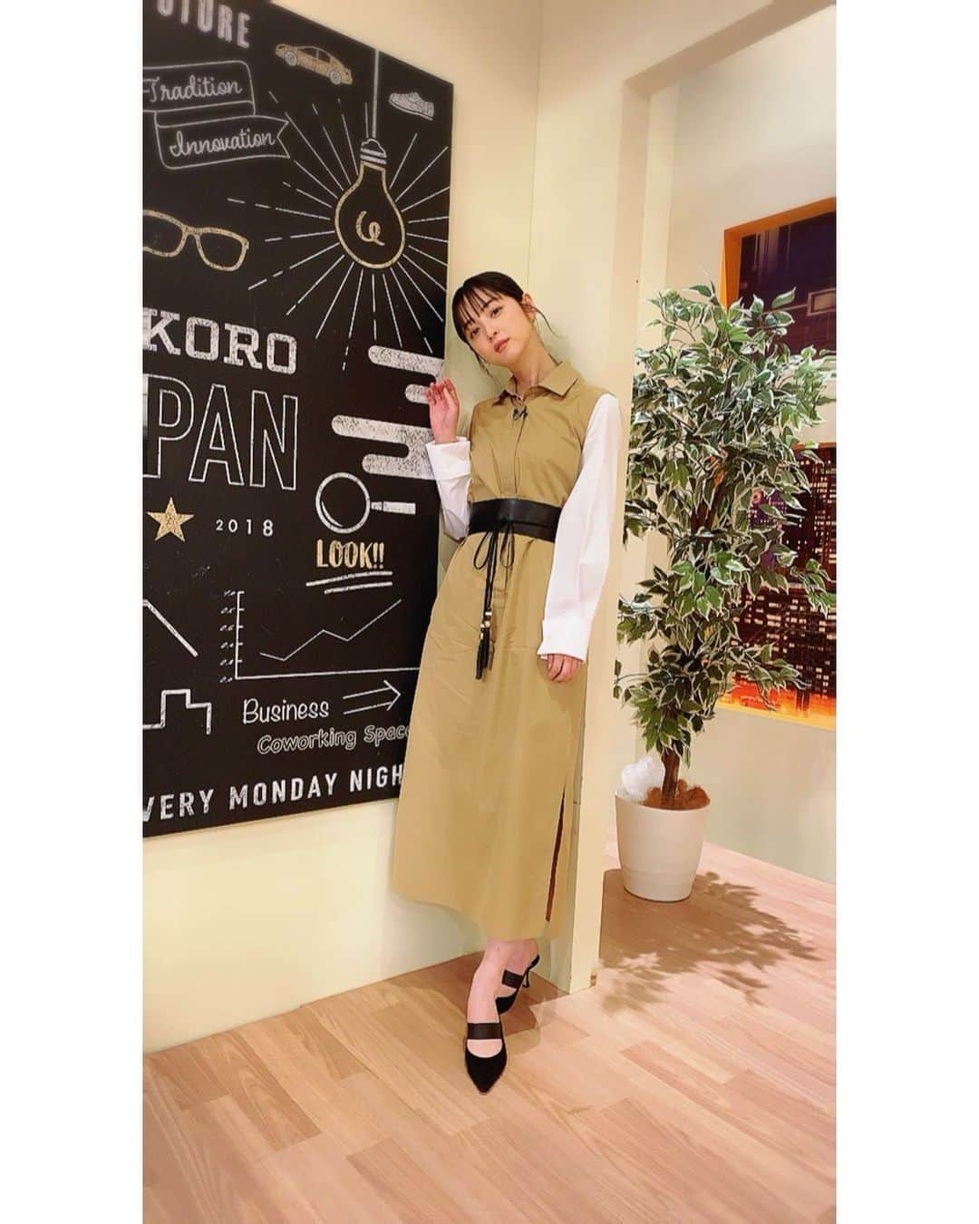 のインスタグラム：「本日の#所JAPAN 22:00～です！ テーマは「ハッピーメルカリ便」と「富士急ハイランドの絶叫改良」😊  outfit: #MaxMara shoes: #JimmyChoo accessory: #MILAMORE styling: #天津亜紀 さん hair&makeup: #犬木愛 さん」