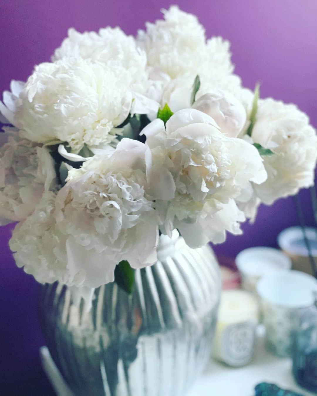 神崎恵さんのインスタグラム写真 - (神崎恵Instagram)「メイクルームに芍薬。 いい香り。 メイクルームには、息子たちが作った絵や工作、作品が並んでいます。 連休もあと少し。 はやいなぁぁぁ。  #メイクルーム #芍薬 #ミライカ #ピオニー」5月3日 21時12分 - megumi_kanzaki