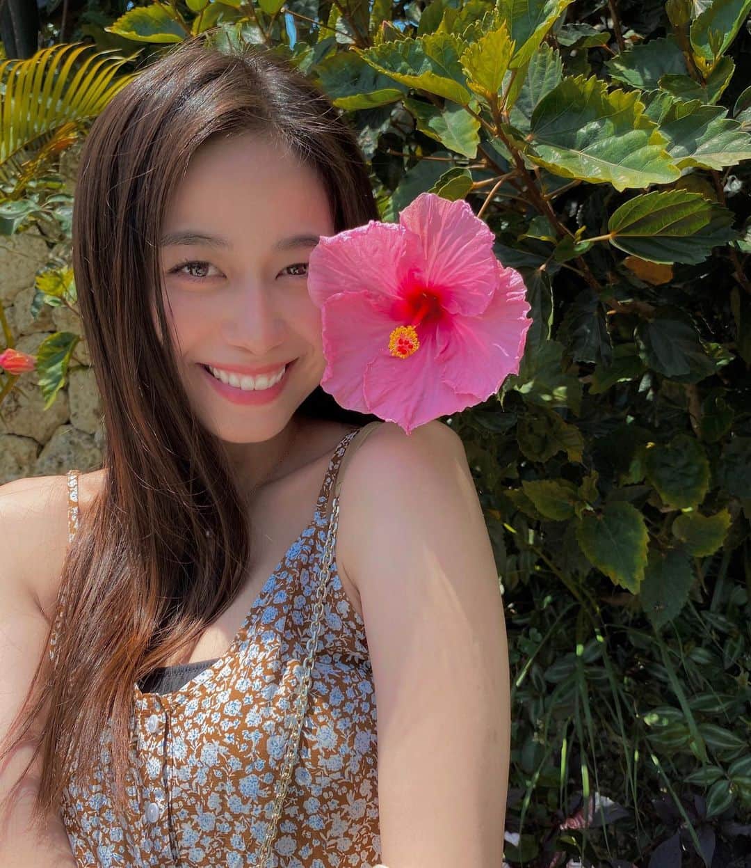 大見謝葉月のインスタグラム：「ＯＫＩＮＡＷＡ🌺 #沖縄 #ハイビスカス」