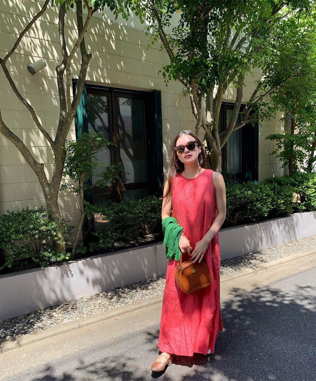 吉竹美聡のインスタグラム：「Pink＋Green🦩🦜 リネンマキシワンピースに 薄手のカーディガンで歩ける季節💚 空には夏の雲が☁️✨  #pinkdress #milaowen  #ミラオーウェン」