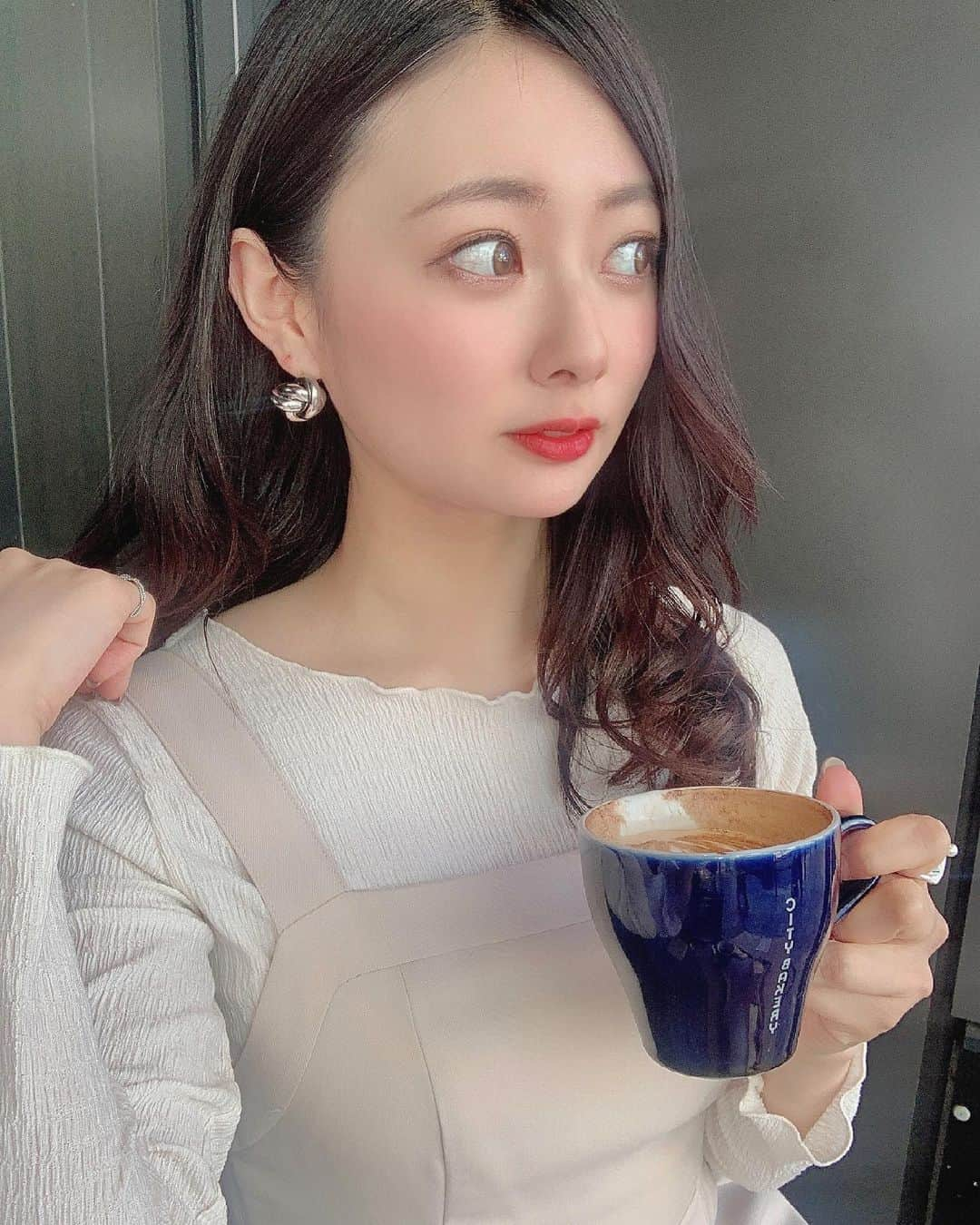 川村まりさんのインスタグラム写真 - (川村まりInstagram)「安定のナチュラルタイプなカラコンが大好きな私です。 これは @poplens_official のチェリームーンブラウン🍒友達に自然で可愛いって言われた✌︎('ω'✌︎ )（この写真の撮影者）フチがちゃんとあっておめめハッキリ見えるから好き！ ちゅるんとしててお気に入り💕1ヶ月大事に使おうと！ てか、コーヒー飲みかけで汚くてすません。笑  なんか私白っぽい服多いな😂てかこのトップス使いやすすぎてこればっか着てるのバレてませんように！！！！  #poplens #ポップレンズ#カラコン#カラコンレポ#おススメカラコン#チェリームーン#チェリームーンブラウン」5月3日 21時31分 - marimari725