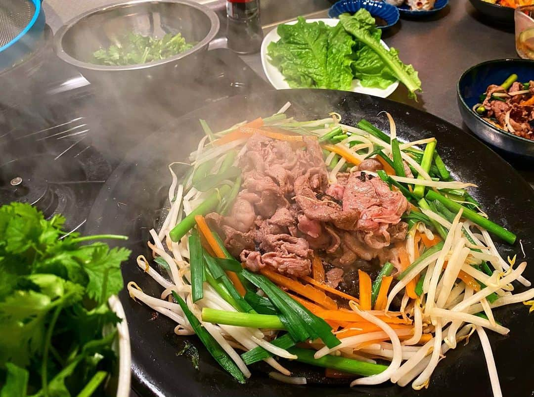 工藤采佳さんのインスタグラム写真 - (工藤采佳Instagram)「おうちでジンギスカン👩‍🍳🐑💕 少しでもお店に行った気分になれるように、 鉄板の上でジュウジュウ焼いて食べました🎶  見ての通り周りに油は跳ねるし、 片付けは大変で、部屋の中が獣臭になったよ😂笑  早く気軽に外食できるようになりますように😇🙏  皆さんゴールデンウィークはいかがお過ごしですか？ 私は仕事以外伸びは、ほぼ引きこもり状態です！  自分の命は自分で守っていくしかない🔥 大丈夫やろ！ってなめたら絶対に危ないウイルス🦠 インドの映像を見たら恐ろしくて余計に怖くなった🥺 住んでる環境がそんなことにならないように、 みんなで本当に気をつけていかなきゃだっっっ！   #おうちごはん #おうち時間 #ジンギスカン  #休日の過ごし方  #ゴールデンウィーク  #コロナに負けるな   #stayhome  #stayhealthy  #GW  #cooking」5月3日 21時28分 - kudo__ayaka