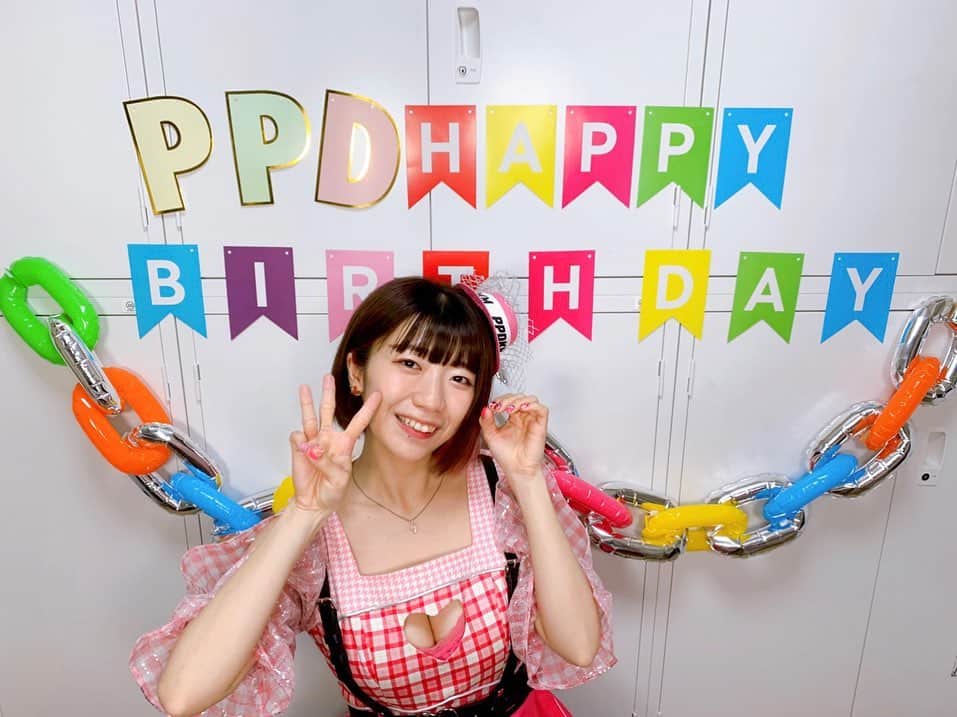 ぱいぱいでか美のインスタグラム：「30歳になりました🤟🏻👌🏻 . ハッピーバースデートゥーミー！ ライブは延期になっちゃったけど 生配信もしたし ほんっとーーーにたくさんの方にお祝いして頂いて めちゃくちゃ幸せ者です！恵まれ〜！ 生配信のアーカイブは残してあるので GW暇すぎる人はぜひ。笑 あと新しいグッズも出たのでー！よろです！ いろいろハイライトに載せておきます☺️ インスタのコメントやDM、ストーリーズのメンションでも たくさんお祝いしてくれて ありがとうございます💗💗💗 三十路のぱいぱいでか美、益々輝いていきますので よろしくお願いします🥰❣️ . #ぱいぱいでか美 #でか美ちゃん #happybirthday #三十路」