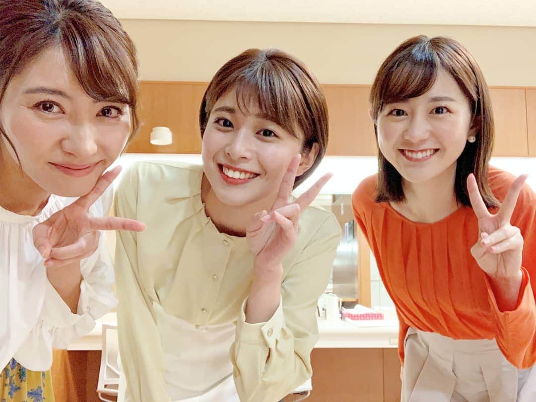 TBS「はやドキ！」のインスタグラム：「月曜女性陣で自撮りをしてみたのですが、ポーズが決まらずあわあわ… 結果、オーソドックスなピースに落ち着きました✌️ はやドキのインスタグラムでは、実は珍しいかも！  若林  ※撮影の時のみマスクを外しています  #月曜日 #若林有子 #山本里咲 #アナウンサー #久保井朝美 #気象予報士 #はやドキ #tbs」