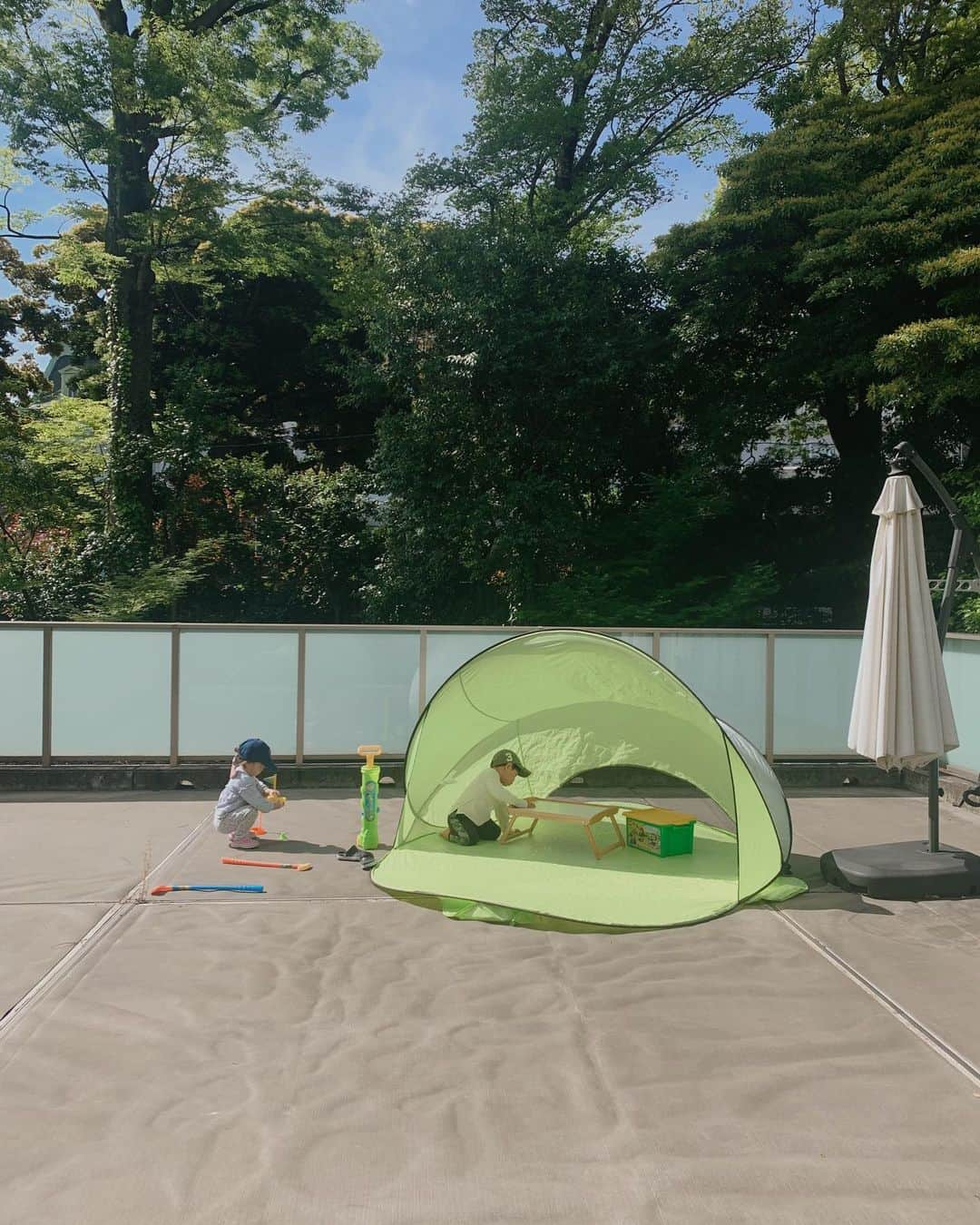 Remiさんのインスタグラム写真 - (RemiInstagram)「stayhome camp🏕 ひたすら公園やテラスで過ごすGW☀️ せっかくの連休を毎日新鮮に過ごしてもらえるように、おうちゴルフを始めたり、テイクアウトでディズニー映画パーティーをしたり、何とか毎日楽しんでいます⛳️🏡 こうしてのんびり過ごす連休も良いかな♪ 子供達だけでも遊ぶようになり、喧嘩も増えたけど、見守る時間も増えてありがたい🙏☕️  明日は11:00〜 @story.of.m とのインスタライブ🎬🤍 その後余裕あれば久しぶりのまったりライブもしようかな😊☕️  #おうち時間 #GW #おうちキャンプ」5月3日 22時16分 - remi_912