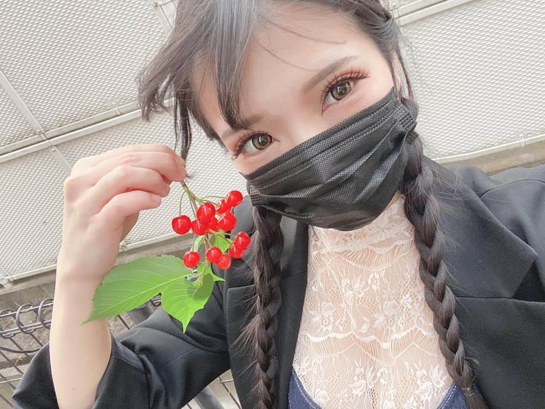 美らかのん（久我かのん）さんのインスタグラム写真 - (美らかのん（久我かのん）Instagram)「. . . これは実家で実ったさくらんぼ。 . . なんだか色々お知らせする事が多くてわちゃわちゃです。 . ということで、昨日イベント予定まとめて出したばかりだけど“6月21.22日”も入る予定。 . ペインゲートで有名なメーカー:スクラムさんの撮影で、ガチ撮影現場が見れたり取れたりしちゃうよってイベント？です。 . 21か22のどちらかでも大丈夫だし両方来ても大丈夫。金額とか時間などの詳細は後日出ます。 . みんなよろしく( ✌︎'ω')✌︎ . . . #美らかのん #av女優 #セクシー女優 #イベント予定 #撮影現場 #現場 #さくらんぼ #自撮り #告知 #お知らせ #おやすみなさい #goodnight」5月3日 22時30分 - chura_kanon