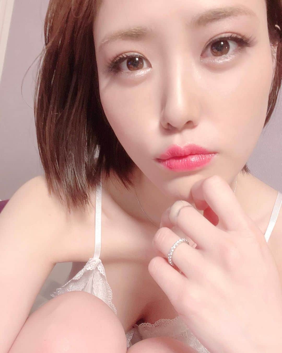 北内みさとのインスタグラム：「化粧を濃くしてみました🐤💕  若作りしようかな🌿なんて笑 でもナチュラルな普段のメイクのほうが 落ち着くなぁ💕✨  どっちが好き？💓  #メイク #makeup #メイク変えた #イメチェン #美容 #美容好きな人と繋がりたい #instagood #beauty #followme」