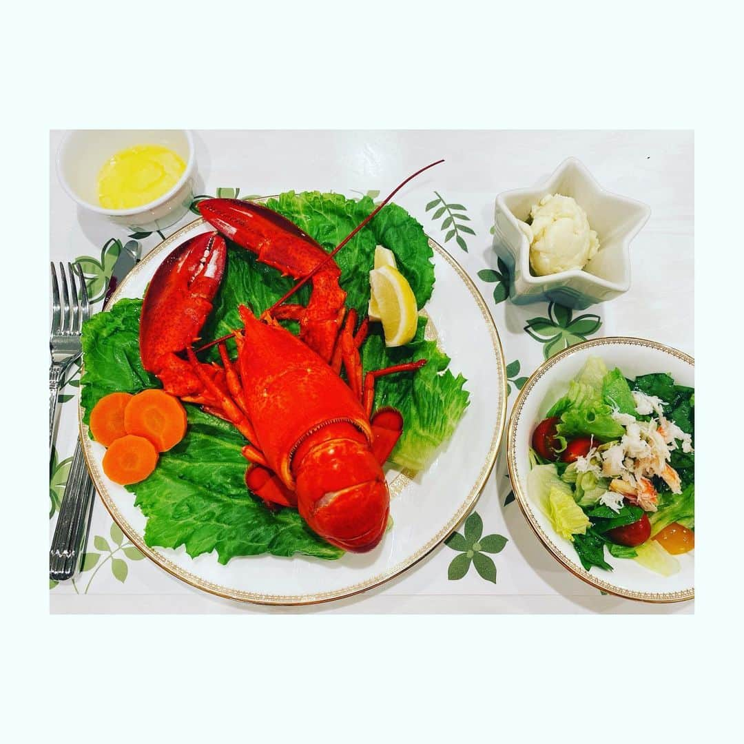 神田うのさんのインスタグラム写真 - (神田うのInstagram)「My husband cooked dinner for the first time in a while.😍🙆‍♀️ And my daughter was surprised by the living lobsters before they were cooked❣️🤣 Anyway,I'm sooooo glad to that my husband be able to cook again like this❣️  #stayhome#ステイホーム#suppermadebymylove#dinnermadebymylove#主人が作ってくれた#お夕食#お夕飯#steamedlobster#steamed#lobster#lobsters#dinnerathome#dinner#unokanda#神田うの」5月3日 22時51分 - unokandaofficial