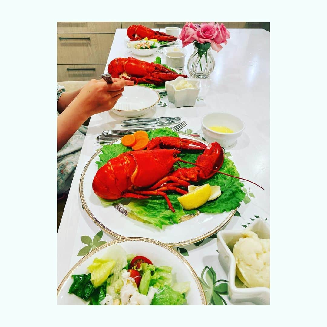 神田うのさんのインスタグラム写真 - (神田うのInstagram)「My husband cooked dinner for the first time in a while.😍🙆‍♀️ And my daughter was surprised by the living lobsters before they were cooked❣️🤣 Anyway,I'm sooooo glad to that my husband be able to cook again like this❣️  #stayhome#ステイホーム#suppermadebymylove#dinnermadebymylove#主人が作ってくれた#お夕食#お夕飯#steamedlobster#steamed#lobster#lobsters#dinnerathome#dinner#unokanda#神田うの」5月3日 22時51分 - unokandaofficial