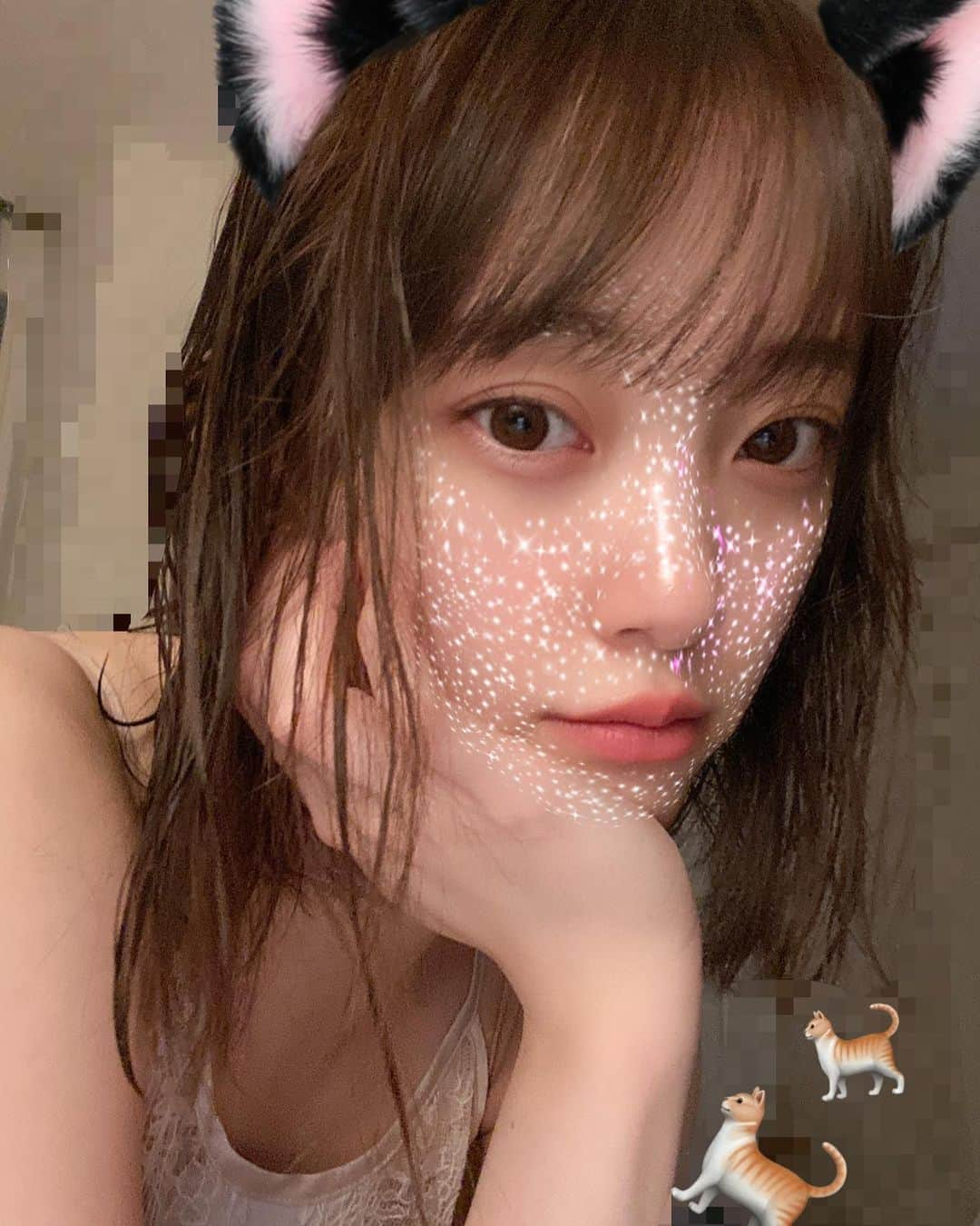 堀未央奈さんのインスタグラム写真 - (堀未央奈Instagram)「🐈🤍  お風呂あがりって ごろごろしちゃう〜 よくない〜」5月3日 22時55分 - horimiona_official