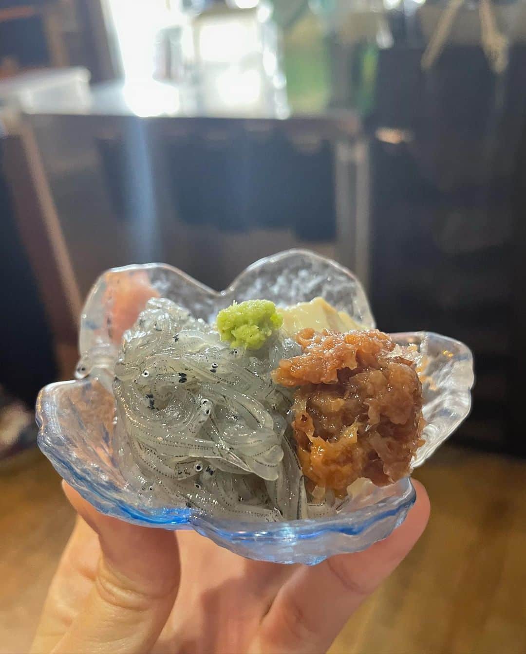 のインスタグラム：「これ食べたい﻿ 生しらすと湯葉と梅と少しのわさび﻿ ちょっとだけお醤油垂らして。﻿ 日本酒に合う合う」