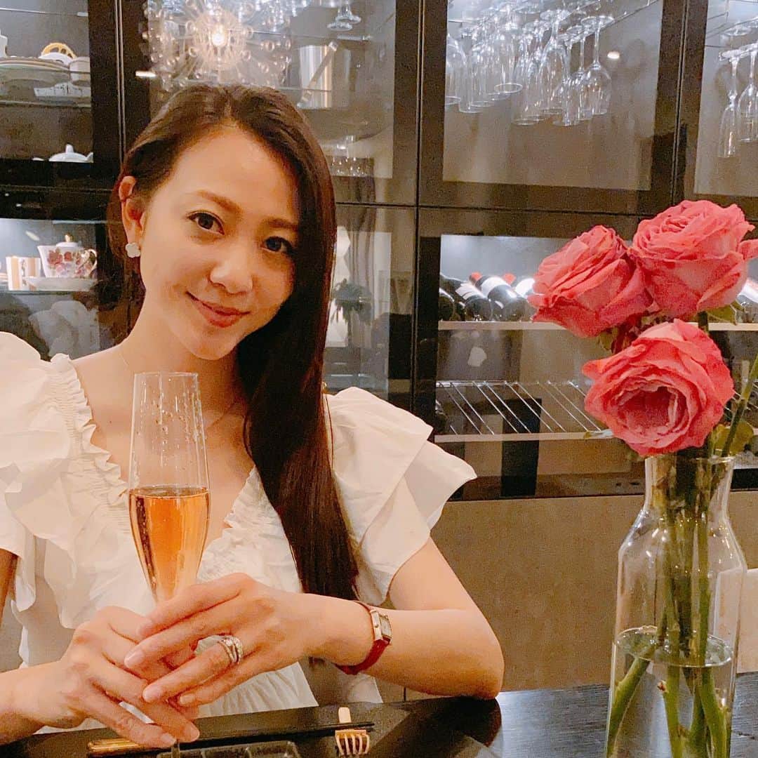植田早紀のインスタグラム：「今年もまた無事に 歳を重ねる事が出来ました🌹✨  緊急事態宣言中のため、 お家で家族とのんびりと過ごす 幸せな誕生日でした💕  大変な時ですが、 笑顔と感謝を忘れずに過ごせる 1年にしていきたいと思います✨  今年も宜しくお願いします💕  #ありがとう #誕生日 #birthday  #感謝の気持ち」