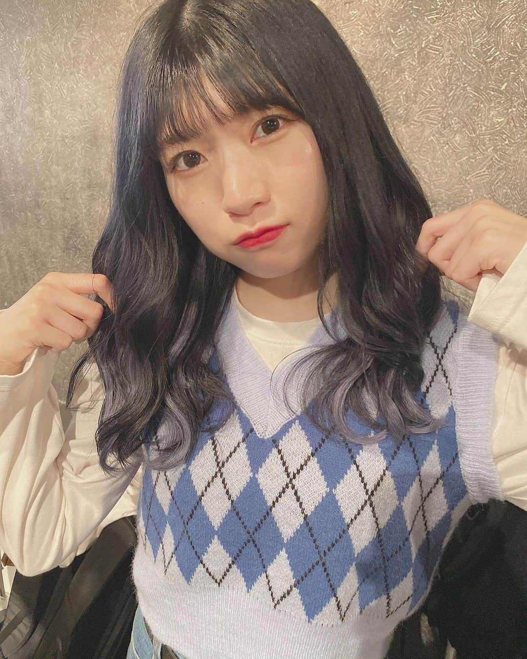 西萌葉のインスタグラム：「🦋💎 ㅤㅤ new!インナーはグレー🤍 ㅤㅤㅤ  #ヘアカラー#ブルーラベンダー #インナーエクステ #헤어스타일 #머리스타그램 #페션 #17kg」