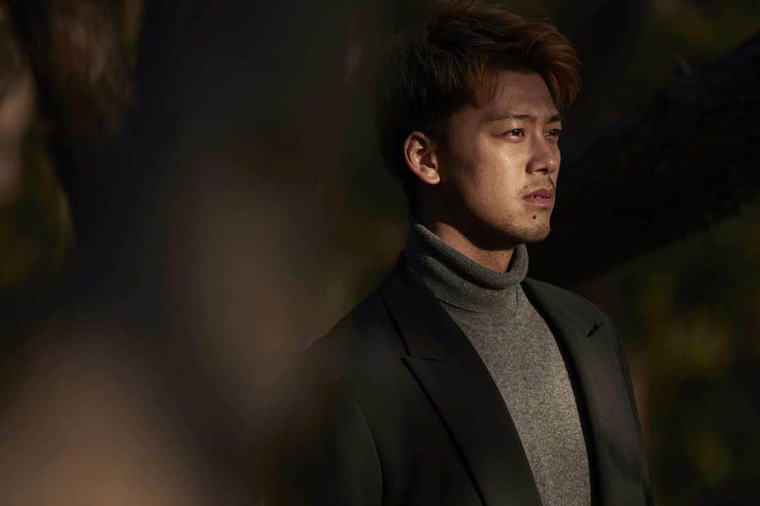竹内涼真のインスタグラム：「デジタル写真集  　　　　「Place to Stand」  other cut   　これは　#君と世界が終わる日に 　　の休憩中に撮った写真👍」