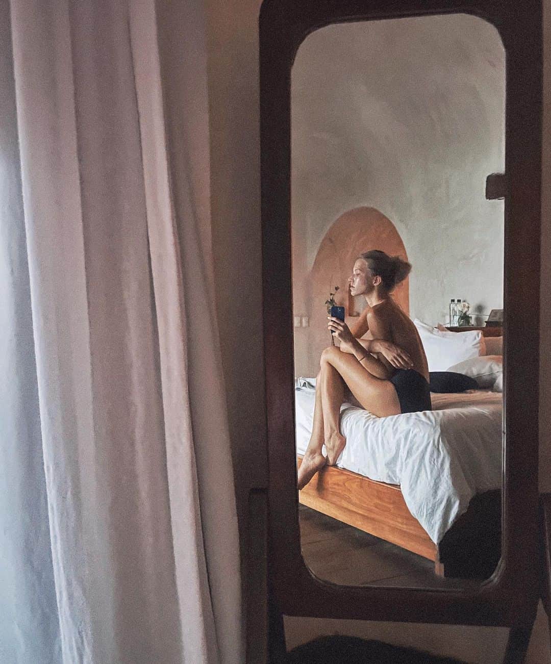 サーシャ・ルッソのインスタグラム：「My words rained over you, stroking you. A long time I have loved the sunned mother-of-pearl of your body. Until I even believe that you own the universe. I will bring you happy flowers from the mountains, bluebells, dark hazels, and rustic baskets of kisses. I want to do with you what spring does with the cherry trees.  Pablo Neruda」