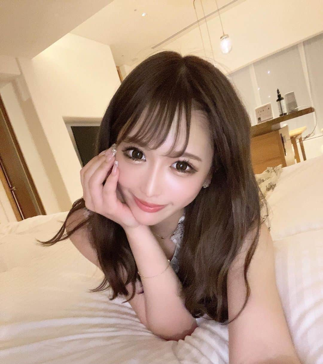 伊藤桃々さんのインスタグラム写真 - (伊藤桃々Instagram)「髪色を暗くしました🖤  どうですか🥺」5月3日 23時41分 - __peachstagram__