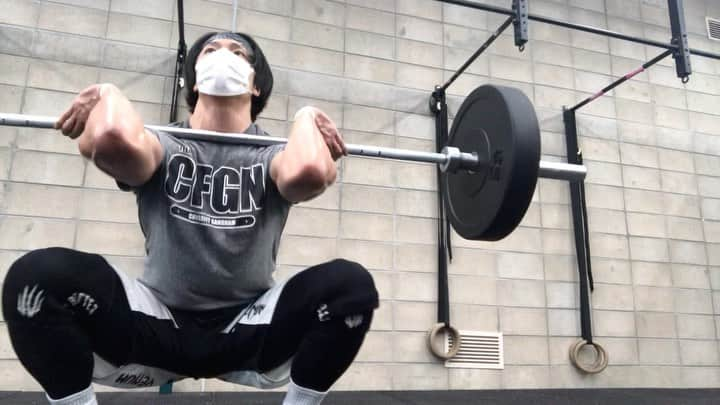 イ・ジェユンのインスタグラム：「Monday workout was a killer🏋🏻 9-15-21-15-9 Front squat & Burpees #cfgn #crossfit  ⚡️Thinking of making an account only for my workout contents. Hmmm」