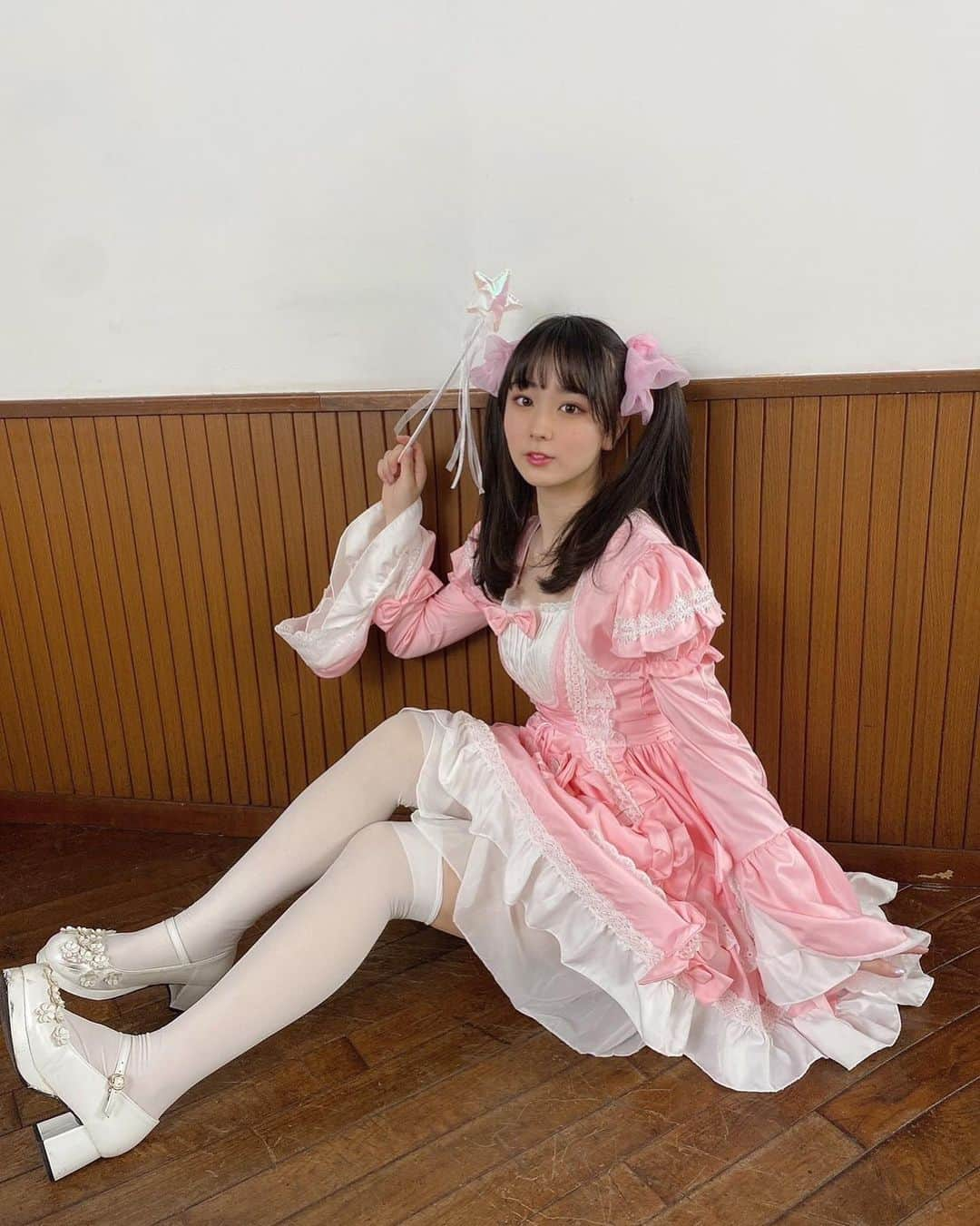 高田ももさんのインスタグラム写真 - (高田ももInstagram)「. ぴんくのかわいいお洋服を着ました🧸🎀 . 靴は昔ピアノの発表会で履いた靴です！(へー) . YouTubeのtokjoというチャンネルに載っている動画も是非みてね👀🤍 . かしこ . #高田もも #かしこってなに #かしこ #かみやど #ひらがなかみやど #instagood #instgram #pink #衣装 #ロリータ #ドレス #メイド #リボン #ツインテール #ツインテールアレンジ #ステッキ #あいどる #アイドル #idol #japaneseidol」5月3日 23時44分 - momo_yubi