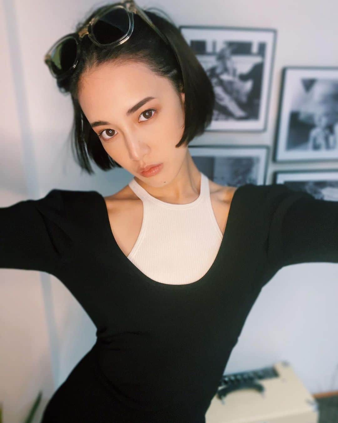のインスタグラム：「🖤🤍🖤🤍 このタイトなワンピースかわいいですよね。」