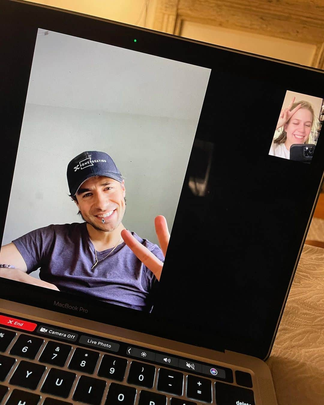 ケイトリン・ウィーバーのインスタグラム：「The closest I can get to @apoje ✌️😌 Missing my partner a little extra lately. It’s been toooooo long. Can’t wait to reunite. 友達 • #weaverpoje」