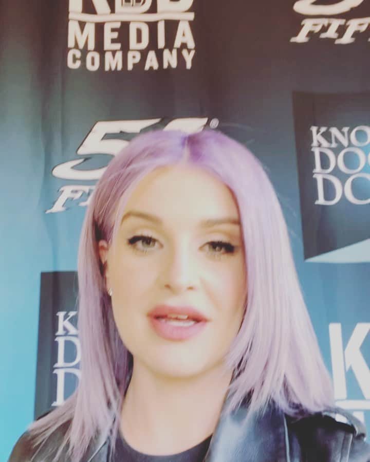ケリー・オズボーンのインスタグラム：「Hey everyone, make sure to follow @knockindoorzdown and check out the podcast I did regarding my sobriety as well as many other great and inspiring topics! It’s available now!」