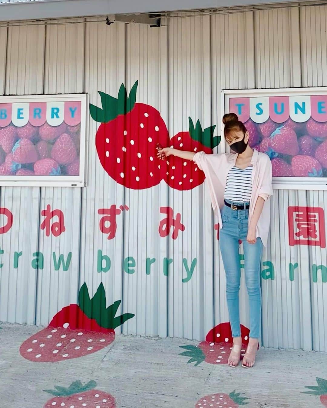 加賀美早紀のインスタグラム：「いつだかpic. いちご狩り﻿ が出来なかった日🥺#コロナ﻿ 販売だけなんですって言われて 大丈夫ですよまた来年来ます の気持ちを込めて(伝えてはいない) 熟した大きないちごさんを購入🍓﻿ 甘くて美味しかった😍﻿❤️ 来年また来よう リベンジだ✨﻿ ﻿ #いちご狩り #出来なかった #つねずみ苺園 #千葉 #君津」