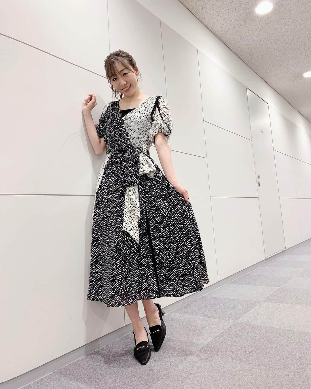 須田亜香里さんのインスタグラム写真 - (須田亜香里Instagram)「笑って、チーズ食べて、運動して、ニュース観て、お喋りして…充実の1時間でした😋 お久しぶりの見取り図さんとの時間もとても楽しかったです〜✨  帰りにはしっかり保冷剤で保冷したチーズケーキいただいちゃいました😳 番組内で試食させていただいてめちゃくちゃ美味しかったやつ！！！！ 本当にありがとうございます😭 手書きのメモにもほっこり💓  またお邪魔できるように頑張るぞー！ 今度はテスに会えますように🐶💕  #カンテレ  #スロイジ #ありがとうございました #バスクチーズケーキ #須田亜香里衣装 #ポニーテール #日付変わって今日 #さんま御殿 #観てね」5月4日 0時21分 - akarisuda